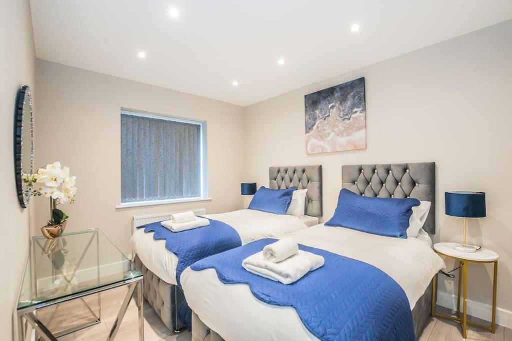 Langston House: 2 Bed, 2 Bath Luxury Apartment Hedgerley エクステリア 写真