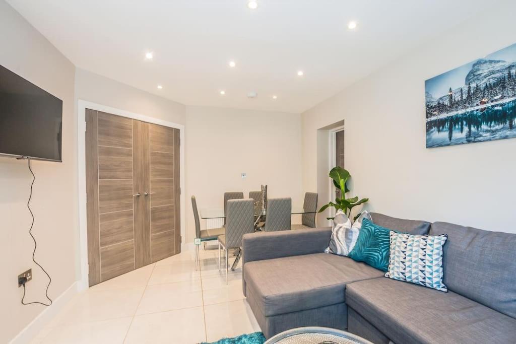 Langston House: 2 Bed, 2 Bath Luxury Apartment Hedgerley エクステリア 写真