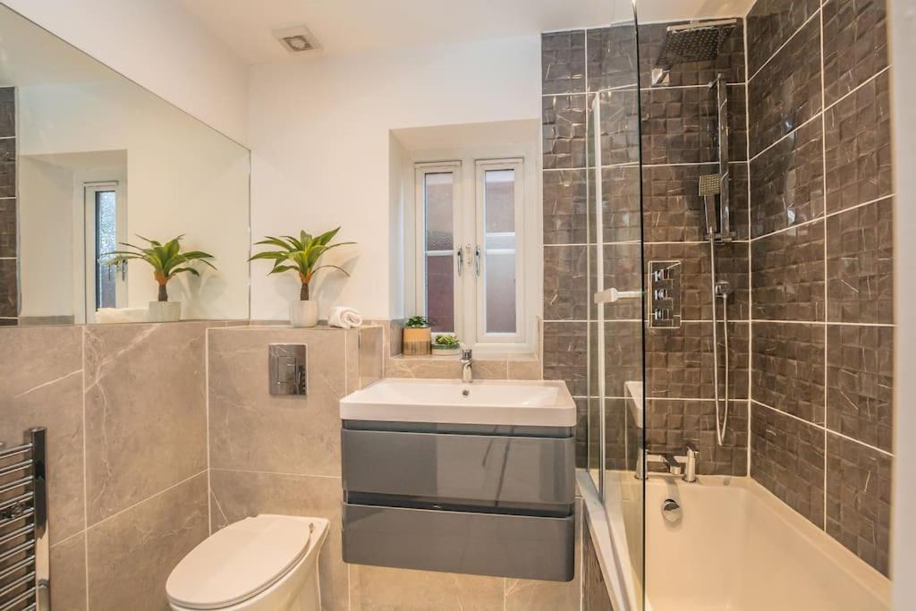 Langston House: 2 Bed, 2 Bath Luxury Apartment Hedgerley エクステリア 写真