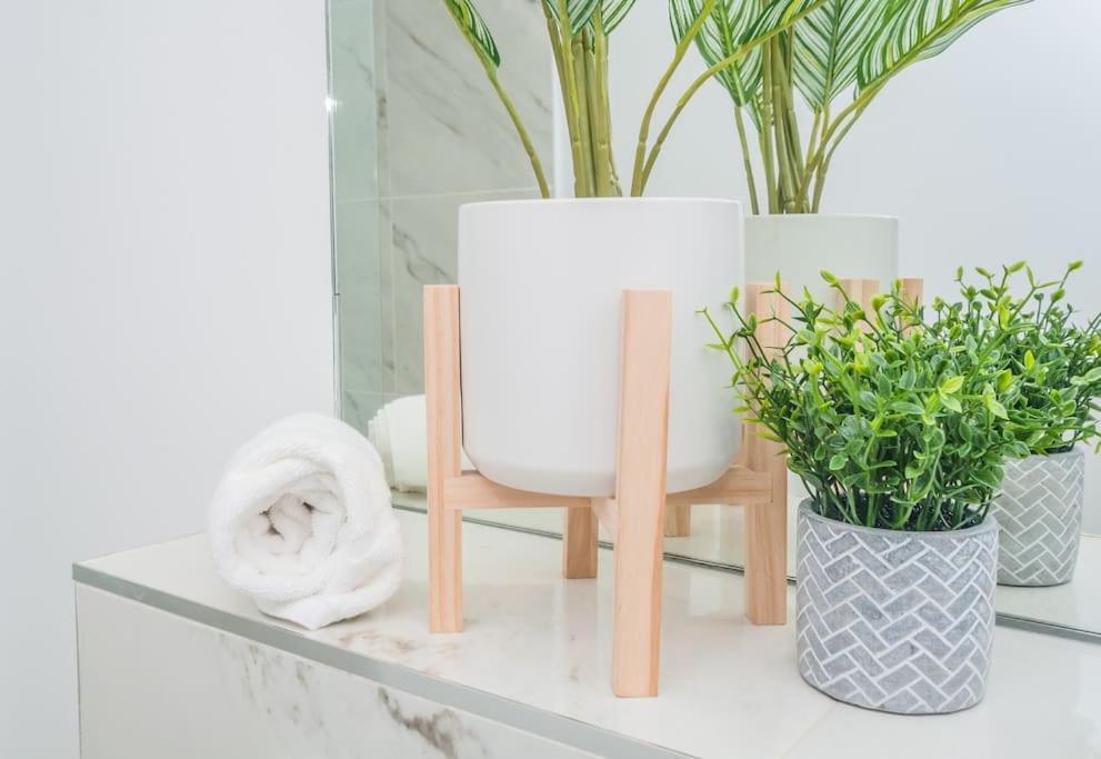 Langston House: 2 Bed, 2 Bath Luxury Apartment Hedgerley エクステリア 写真