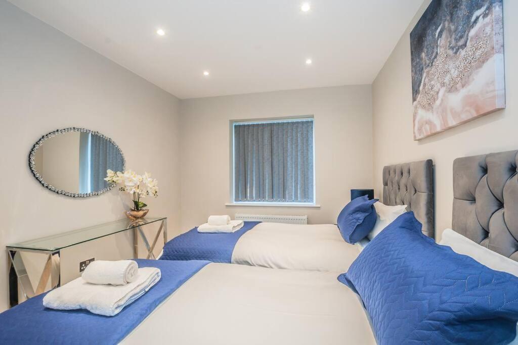 Langston House: 2 Bed, 2 Bath Luxury Apartment Hedgerley エクステリア 写真