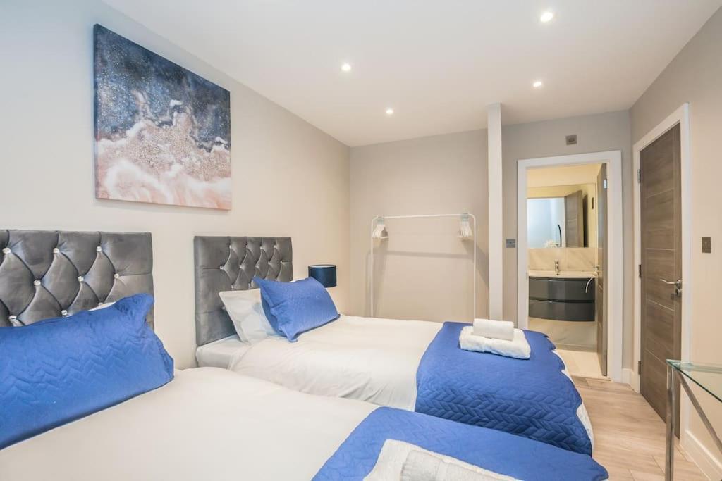 Langston House: 2 Bed, 2 Bath Luxury Apartment Hedgerley エクステリア 写真